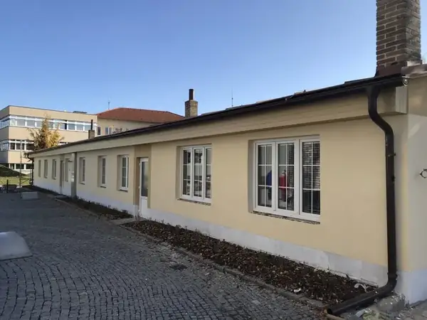 Oprava fasády administrativní budovy Kladno — fotografie 2