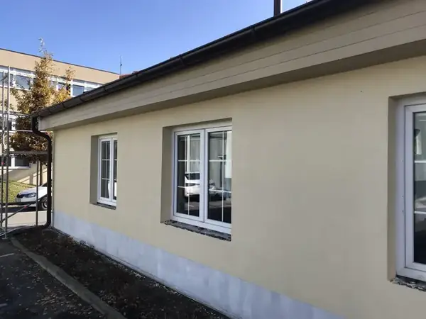 Oprava fasády administrativní budovy Kladno — fotografie 3