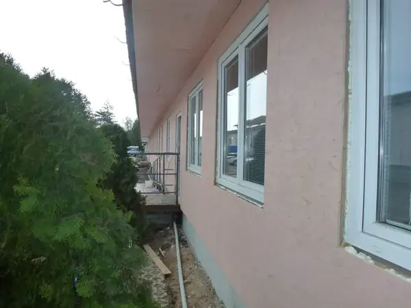 Realizace zateplení fasády admin.budovy Kladno — fotografie 3