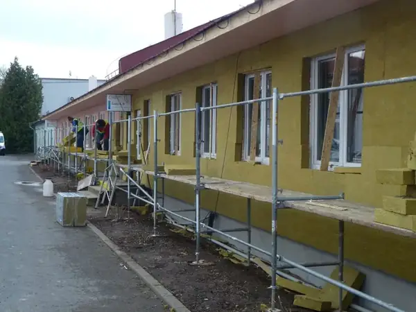 Realizace zateplení fasády admin.budovy Kladno — fotografie 9