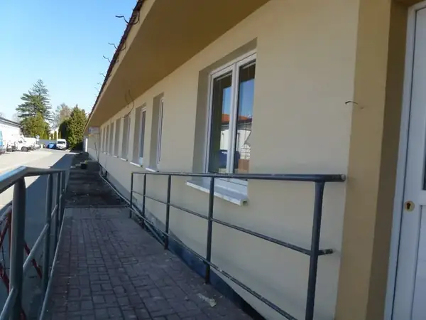 Realizace zateplení fasády admin.budovy Kladno — fotografie 13