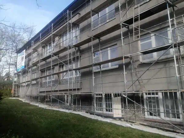 Rekonstrukce fasády Huťská Kladno — fotografie 9