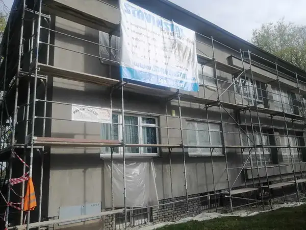 Rekonstrukce fasády Huťská Kladno — fotografie 10