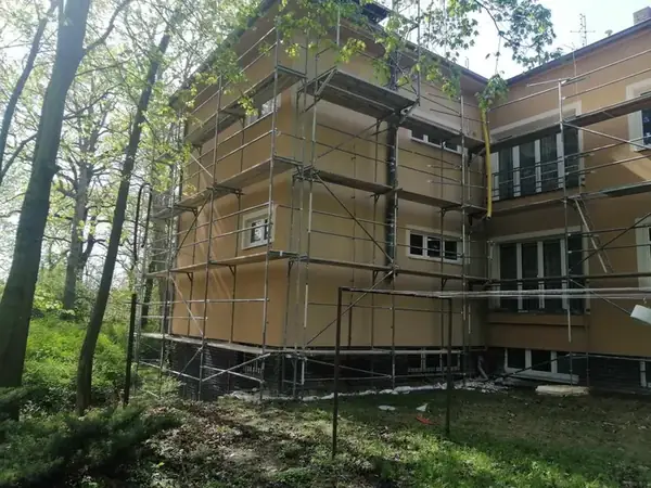 Rekonstrukce fasády Huťská Kladno — fotografie 13