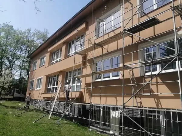Rekonstrukce fasády Huťská Kladno — fotografie 16