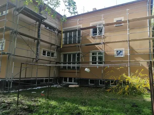 Rekonstrukce fasády Huťská Kladno — fotografie 17