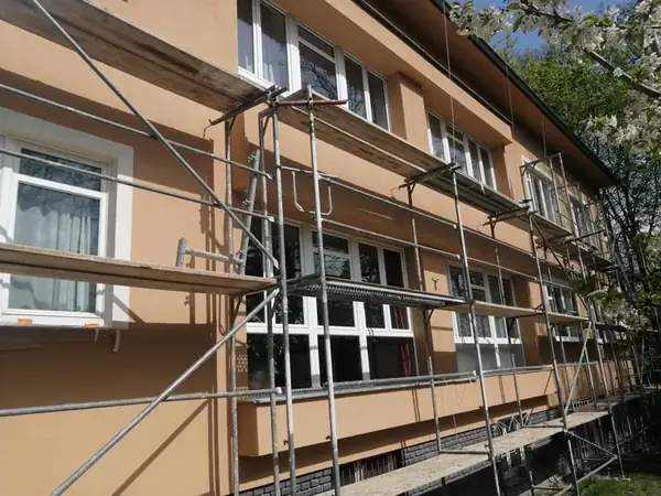 Rekonstrukce fasády Huťská Kladno — fotografie 18