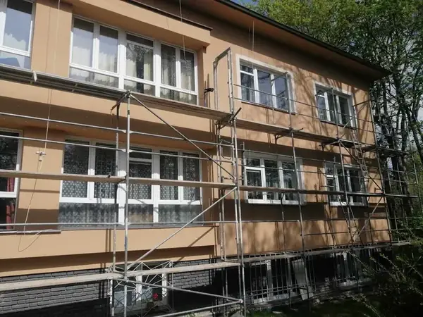 Rekonstrukce fasády Huťská Kladno — fotografie 19