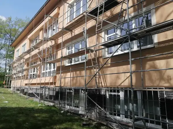 Rekonstrukce fasády Huťská Kladno — fotografie 20