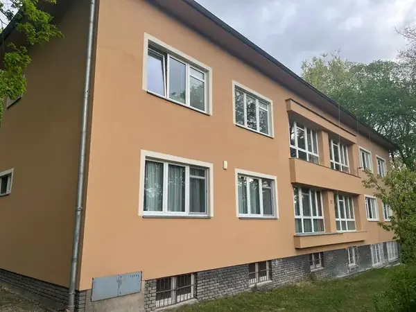 Rekonstrukce fasády Huťská Kladno — fotografie 22